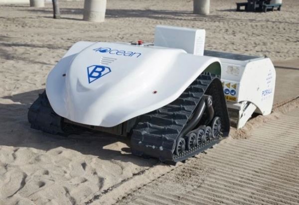 Робот BeBot просеивает песок, чтобы собрать мелкий мусор на пляже